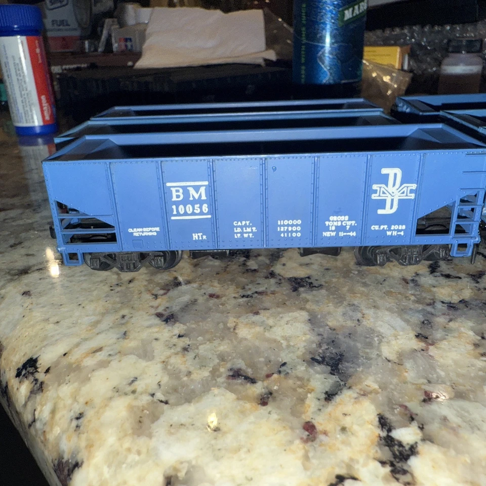 6 HO Boston & Maine 2 Bay Hopper Car BM10056 all steps, wheels, couplers present - Image 2 of 4