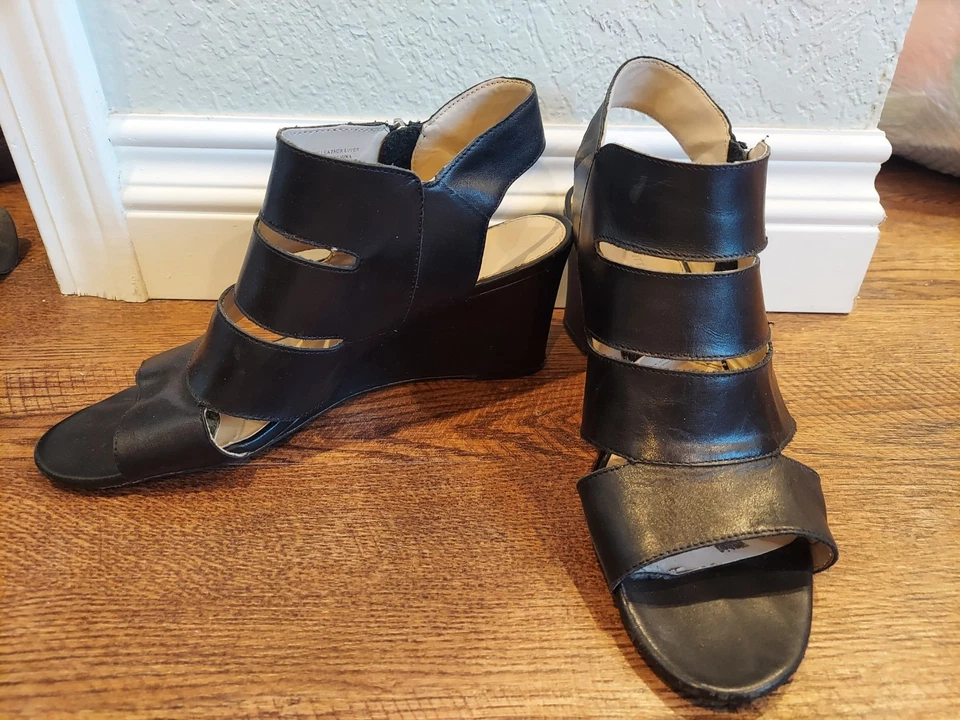 Zapatos con correa Adrienne Vittadini tacón de cuña cremallera con borla punta abierta talla 10 negros Foto 3 de 4