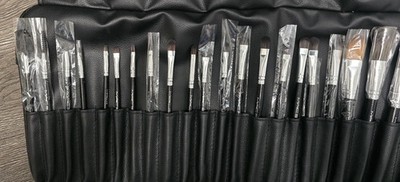MAC 24PC PROFESSIONAL MAKEUP BRUSH SET WITH BLACK ROLL- UP CASE