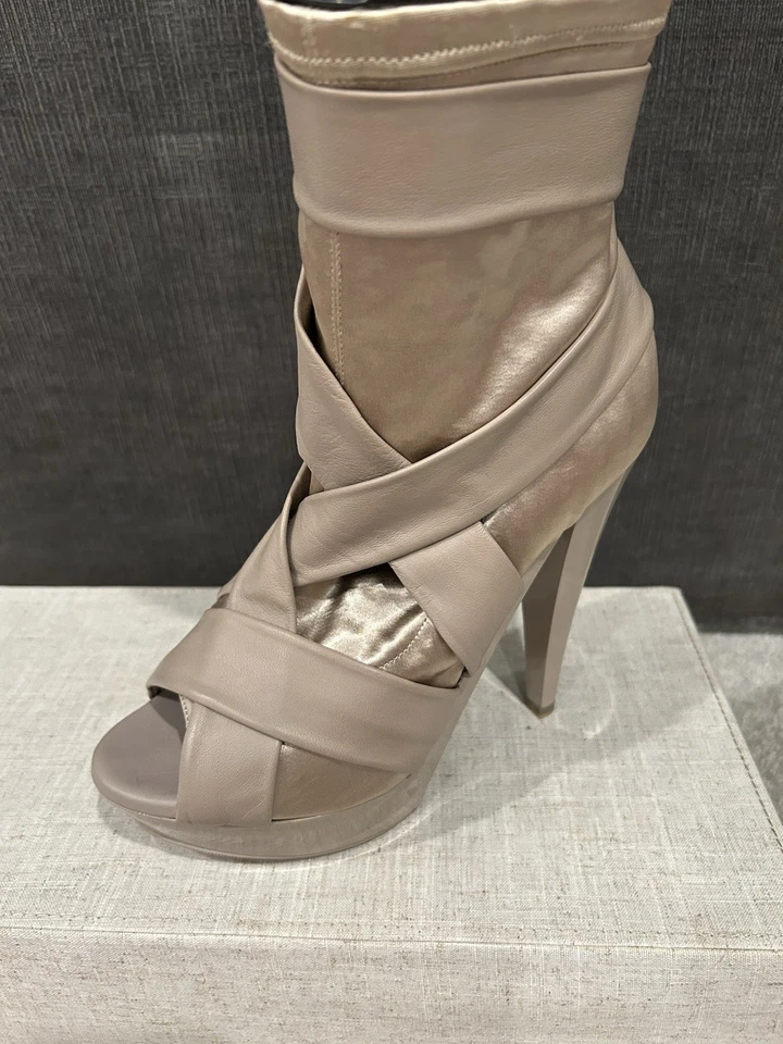 Burberry Botas de Plataforma al Tobillo con Correa Cruzada de Cuero Desnudo Satén Punta abierta Talla 38.5EU Foto 4 de 4