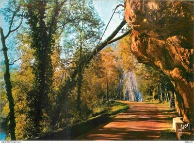 Postcard - 24 - Dordogne - Périgord - Around the Eyzies the road baig