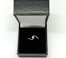 9ct Gold & Diamond Ring Sz: M1/2 Solitaire Engagement 1.43g Twist Over Design