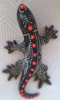 Lizard Gecko Figurine Wall Art Raised Design Hand Painted Black Pink White 69L