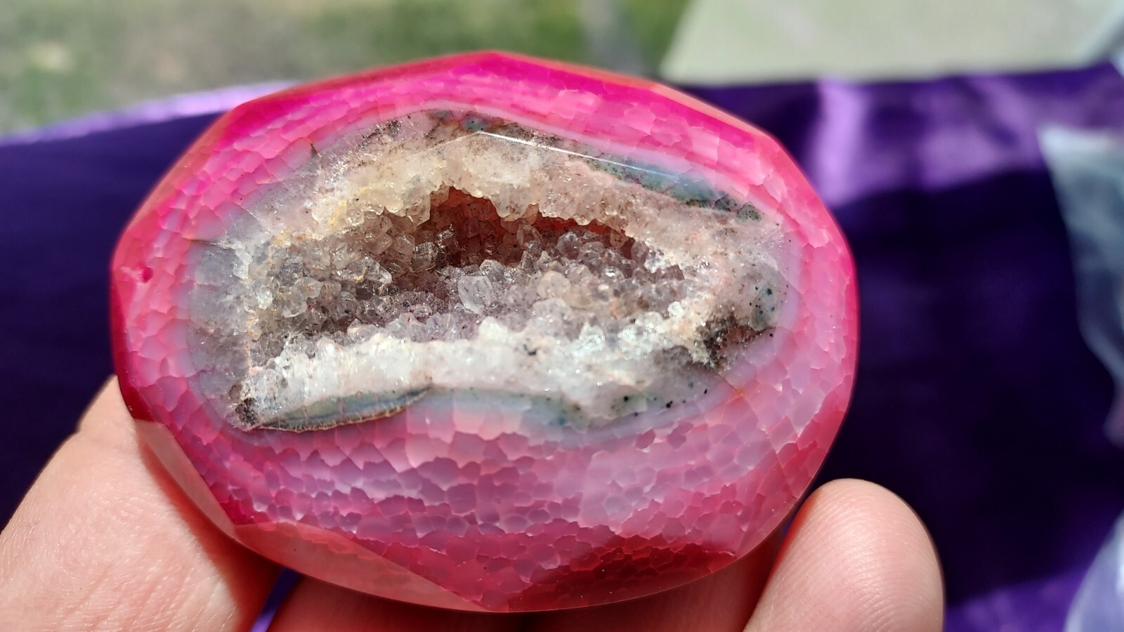 Bijou lithothérapie en agate rose 6.5 cm, pendentif géode veines de dragon pour harmonisation