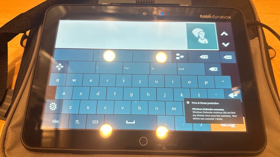 DISPOSITIVO DE VOZ TOBII DYNAVOX T-110 con PANTALLA TÁCTIL, cables y fundas incluidos Foto 2 de 4
