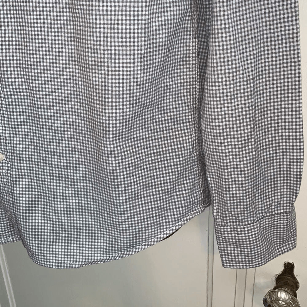 Gap gray/white small checked button collar shirt - image 3
