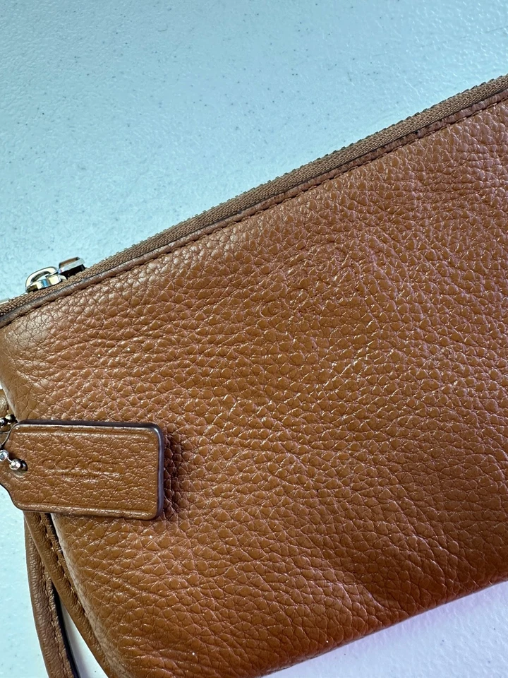 Cartera de muñeca Coach marrón oscuro con cremallera doble esquina #F66505 Foto 2 de 4