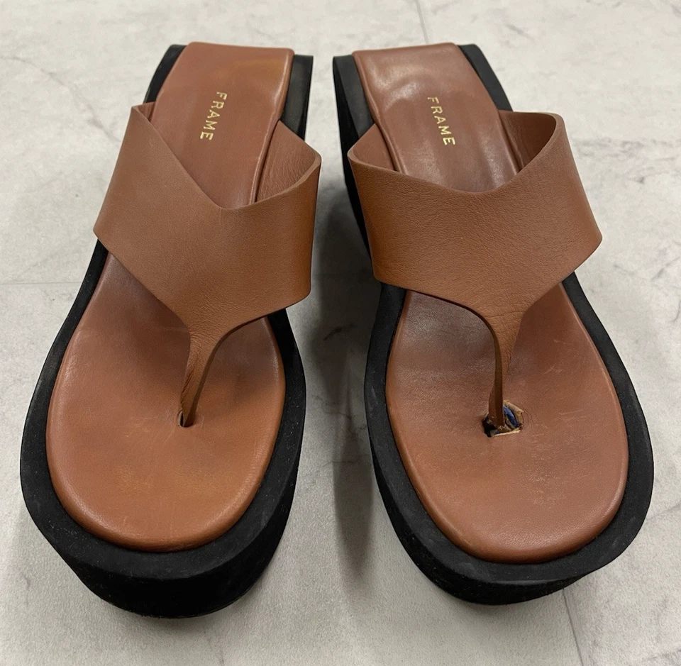 Sandalia con plataforma de tanga de cuero Le Ocean con marco propio en tabaco talla: 40 (EE. UU. 9) Foto 2 de 4