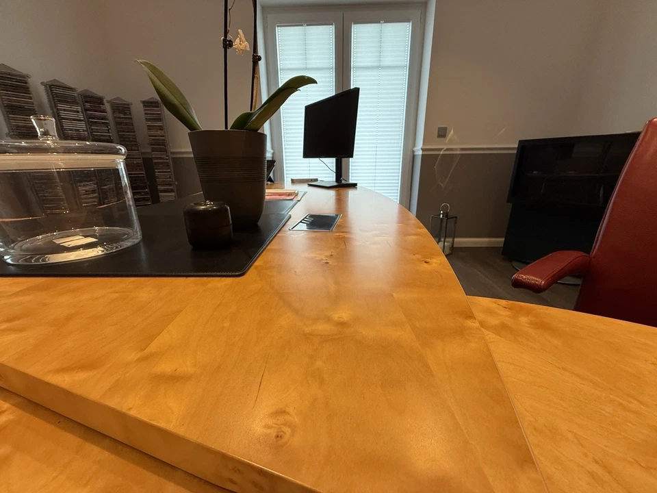 Büromöbel, sehr hochwertig, Schreibtisch, Besucherstühle und Anrichte - Bild 3 von 4