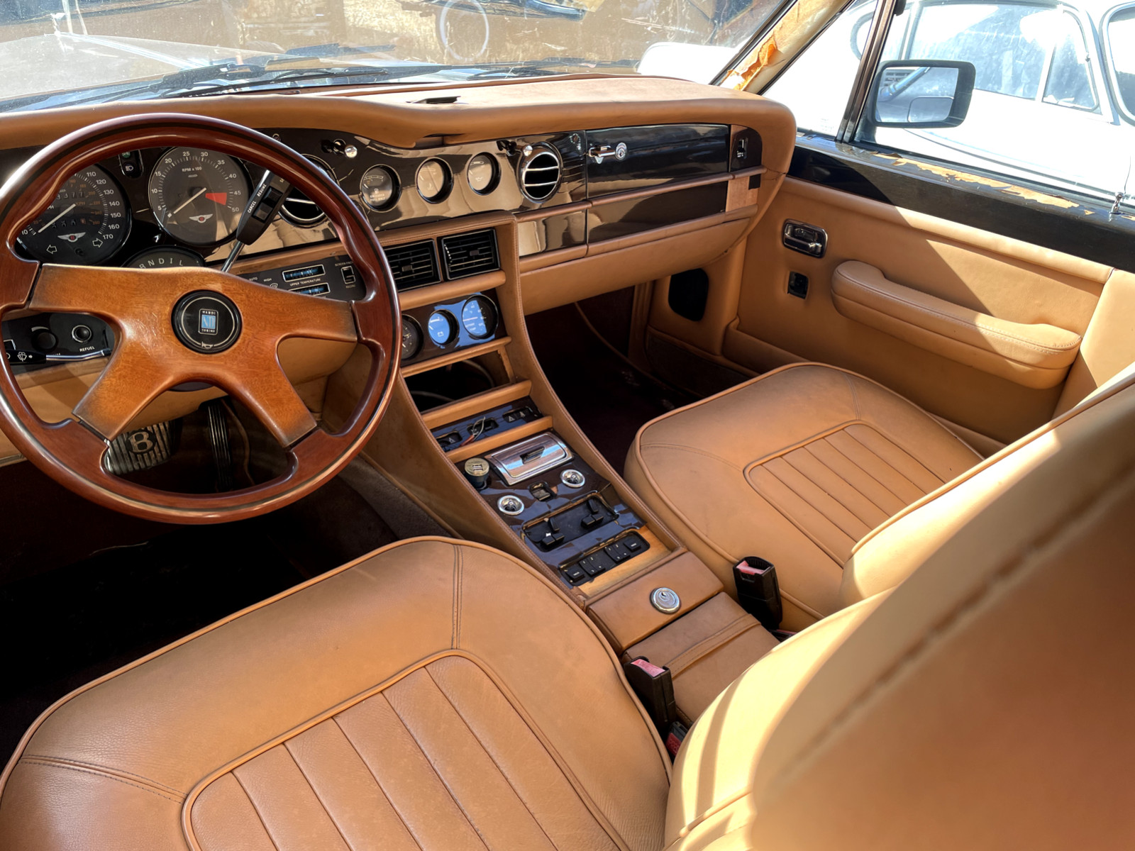 BENTLEY TURBO MULSANNE, EIGHT PAS JAR. WORLDS LARGEST ROLLS ROYCE SPUR INVENTORY