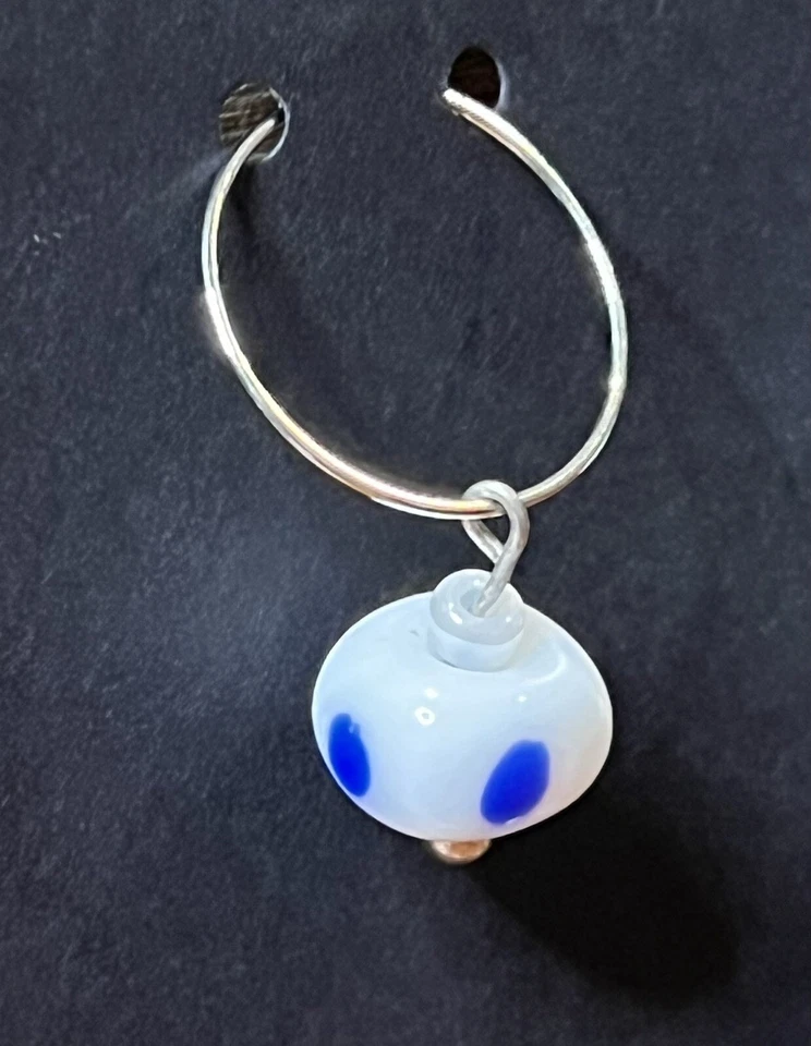 Juego de 4 dijes de copa de vino hechos a mano por De'Ki White Dot Drop Foto 2 de 4