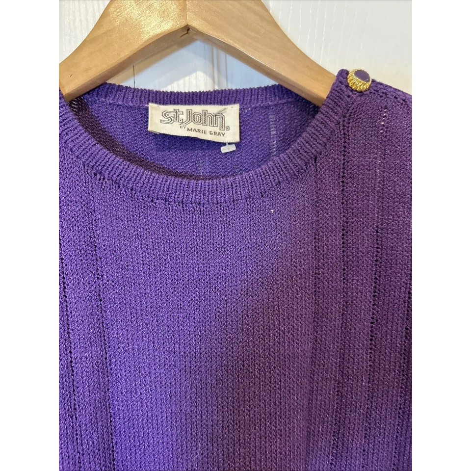 Vestido Suéter Tejido Púrpura St John De Colección M/L Botones Dorados Almohadillas para el Hombro Foto 3 de 4