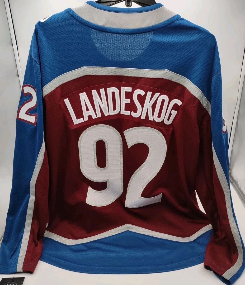 Gabriel Landeskog reaches milestone as Avalanche rout Blues