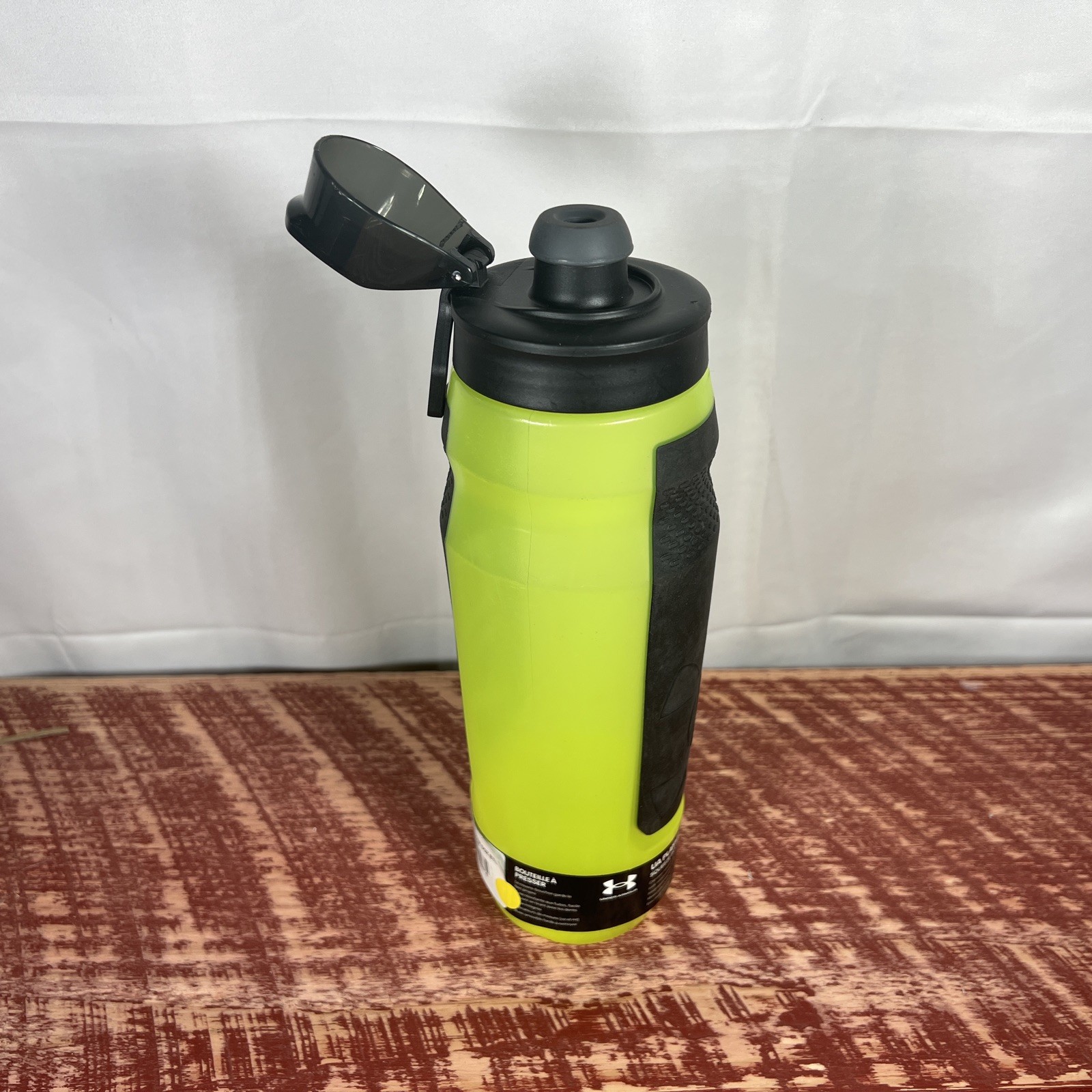 Under Armour 32 oz Playmaker Squeeze Water Bottle Green Black Rubber Grip Gym