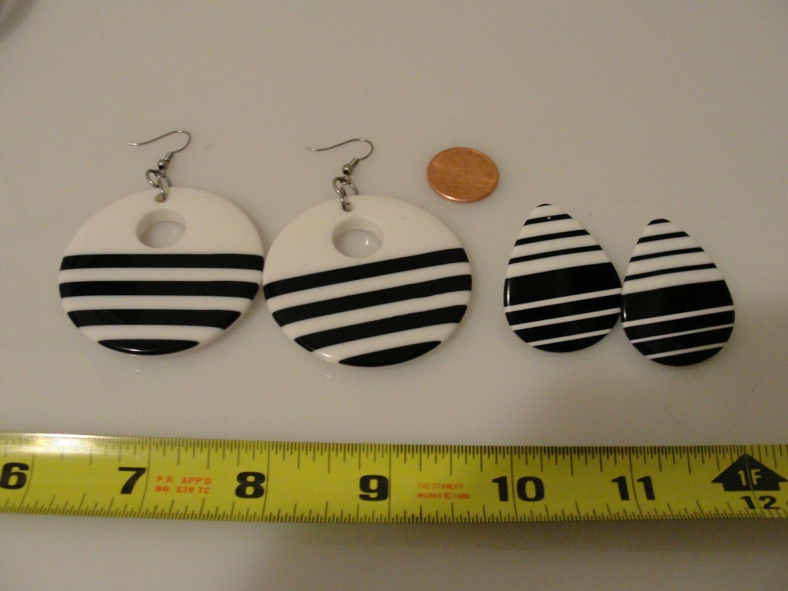 black & white plastic lot of jewelry 2 bangle bracelets 2 prs earrings retro mod