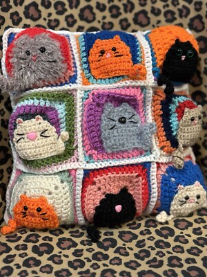 Handgefertigtes gehäkeltes Katzenkissen Granny Square