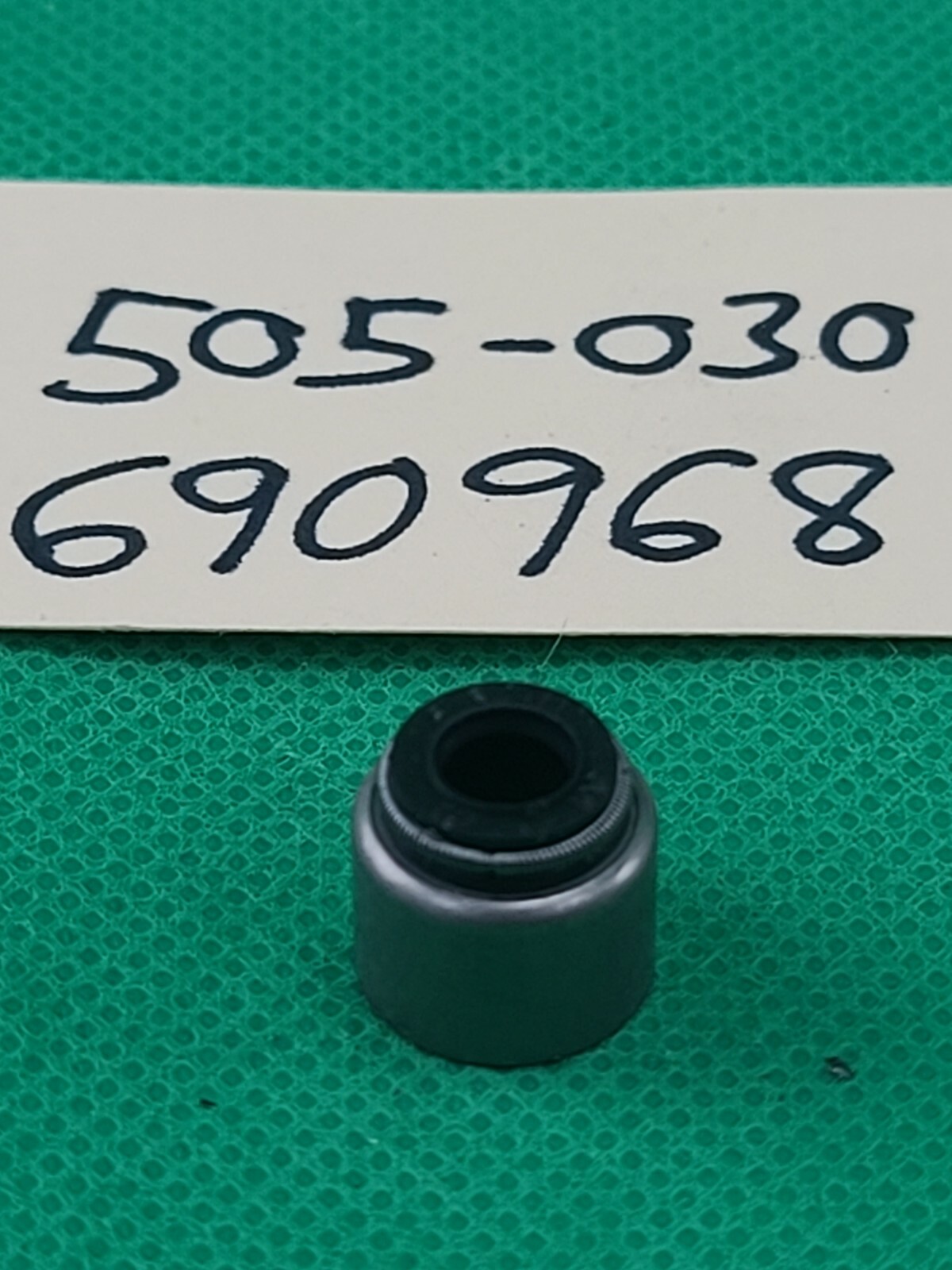 690968 Valve Stem Seal Briggs & Stratton 499236, 494435, 690235