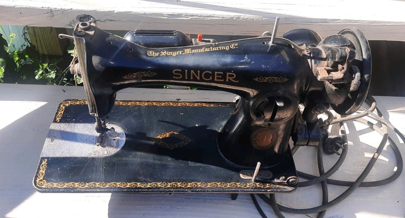 Vintage Singer Black Gold Sewing Machine For Cabinet Model # AL343831 Antique 