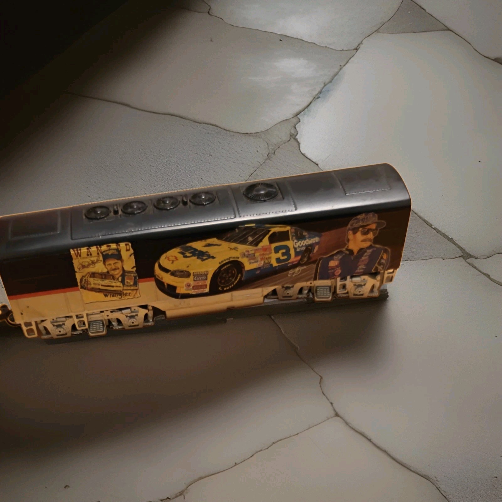 HO Scale Goodwrench Advertising Box Car Freight Car, Black/Yellow, Analog