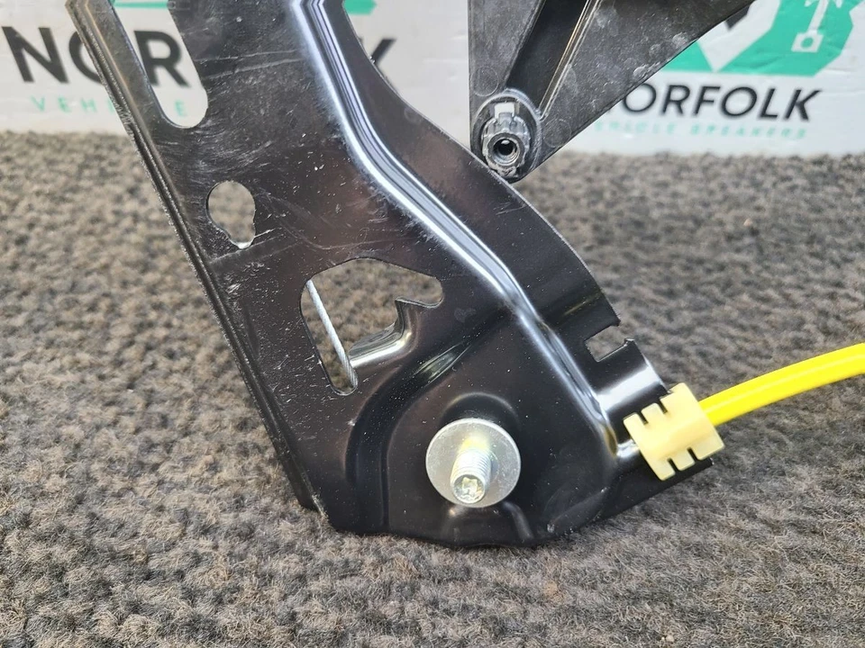 Mercedes C238  E-class Window Regulator Front Left - Image 2 of 4