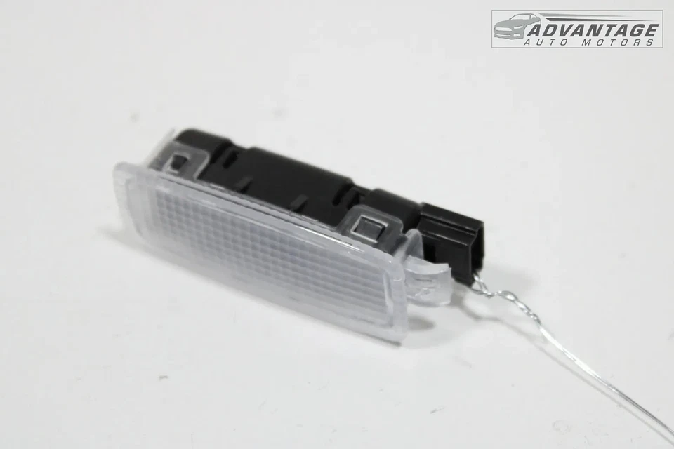 Chevrolet Blazer 2019-2024 maletero trasero derecho puerta trasera luz cortesía lámpara OEM Foto 2 de 4