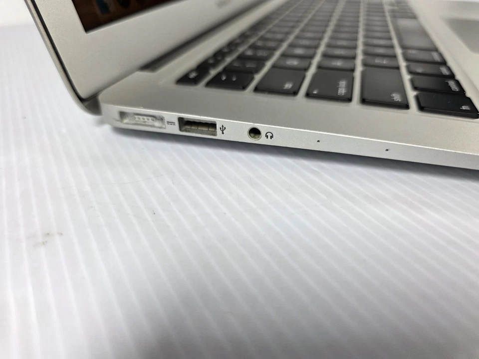 Apple Macbook Air  Mid 2013 13.3" I7 1.7GHz 4GB 256GB SSD Laptop  - Image 3 of 4