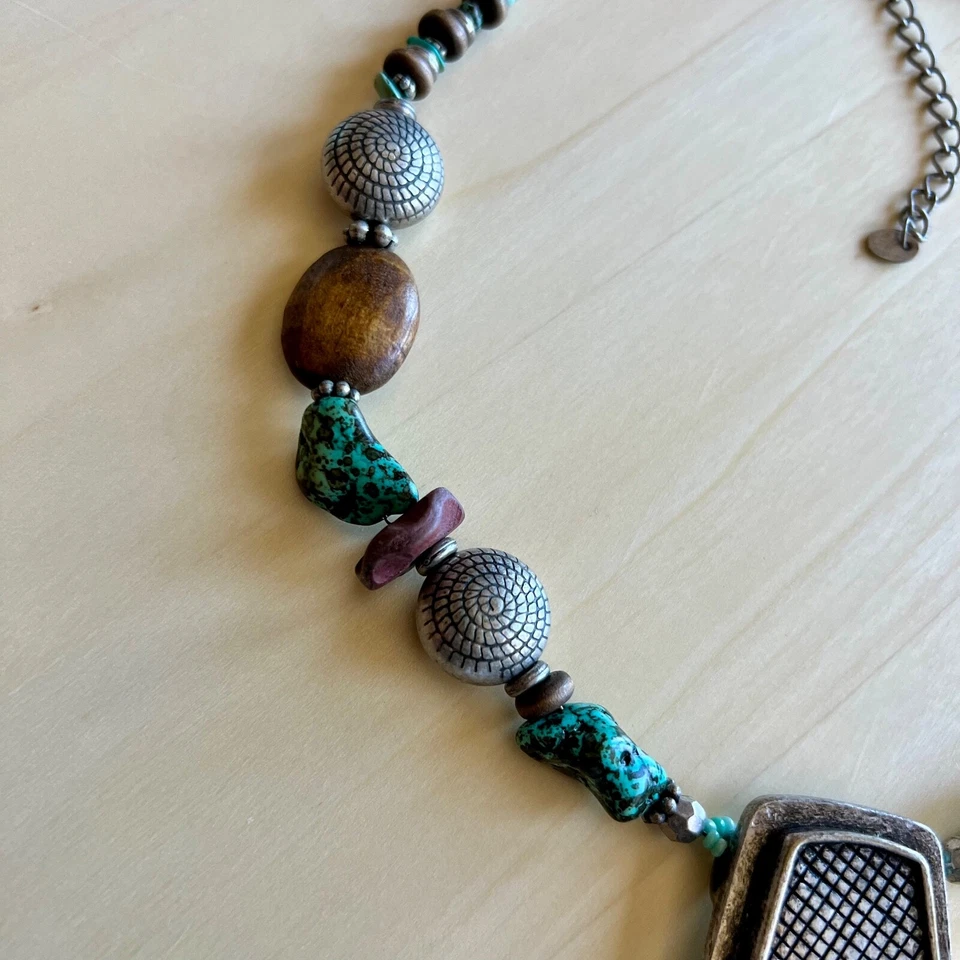 Collar Colgante Arte Popular con Estaño, Cuentas de Madera y Turquesa, Pieza de Arte NUEVO Foto 4 de 4