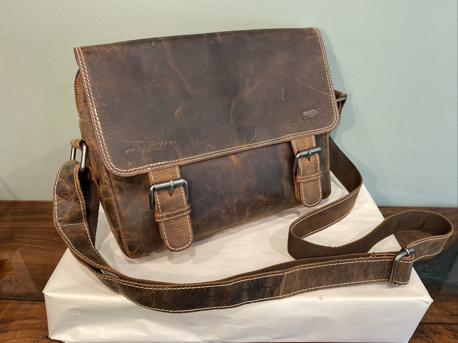 Arrigo Brown Leather Compact Messenger Bag Satchel Shoulder Strap Unisex - Nice!