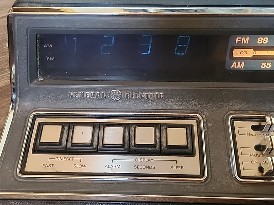LEER Radio Reloj Despertador Digital GE General Electric Vintage AM FM NEGRO C4690a Foto 3 de 4