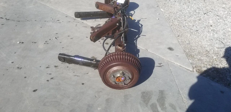 96 CHEVY CAPRICE SEDAN DRUM BRAKE REAR AXLE WITH DIFFERENTIAL 2.93 RATIO G80 Foto 4 de 4