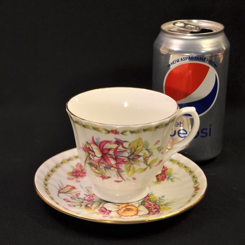 Herzogin Tasse & Untertasse Fine Bone China geriffelt Fuß grün magenta floral mit Gold - Bild 2 von 12