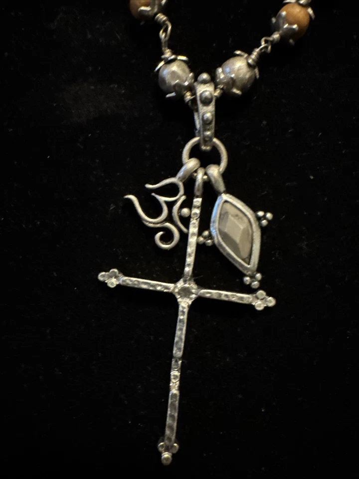 Collar Acrílico Madera Cruz Tono Plata "Oh My Goodness" Marca Lucky 18" De Colección Foto 2 de 4