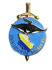 INSIGNE INFANTERIE OPERATION MANTA TCHAD Y. DELSART (SANS COULEUR ROUGE) NEUF