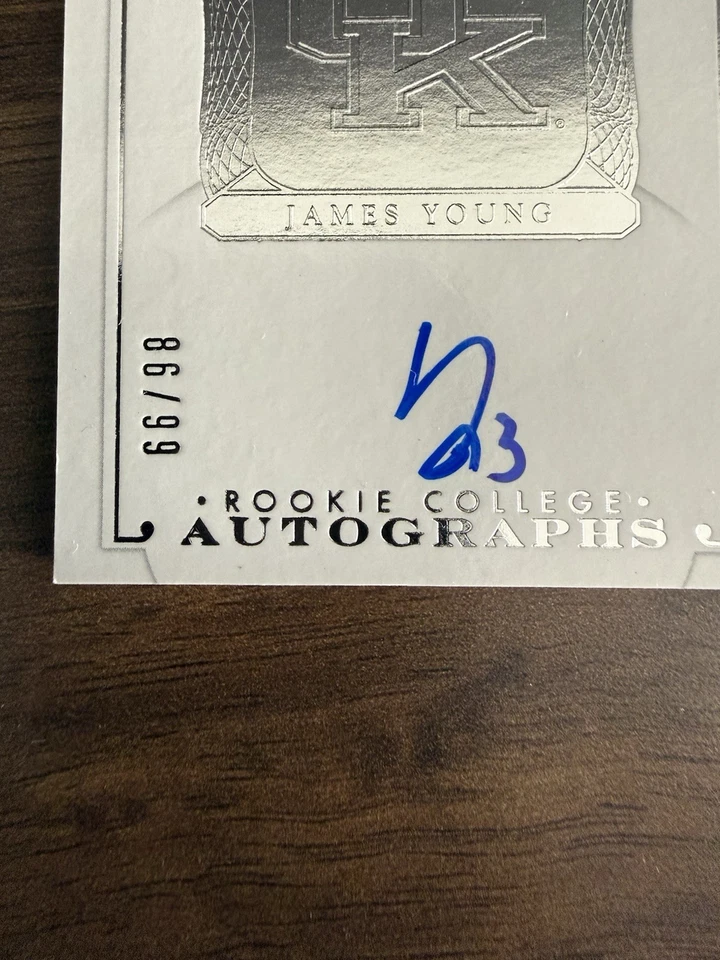 James Young 2014-15 Panini National Treasures Kentucky Reino Unido novato automático RC/99 Foto 3 de 4