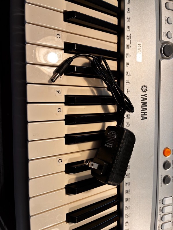 YAMAHA YPT-300 61 KEY DIGITAL PIANO/MIDI IN GOOD CONDITION