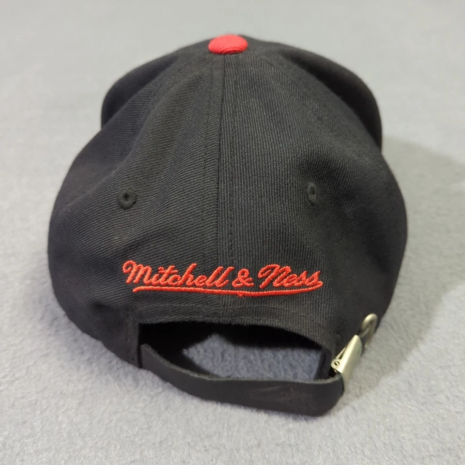 Sombrero Mitchell And Ness Para Hombre OS Negro Chicago Bulls Correa de Cuero Ajustable NBA Foto 4 de 4