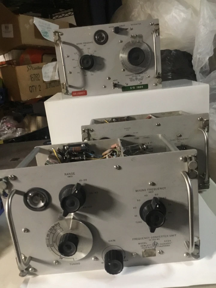 Lote de 3 convertidores de frecuencia Hewlett Packard HP 525A 525B vintage alimentados por tubo Foto 3 de 4
