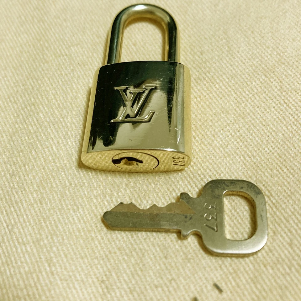 LOUIS VUITTON LV 10 КОМПЛЕКТ ЗАМОК КЛЮЧ ПОДВЕСКА CADENA ПОЗОЛОЧЕННЫЙ ФРАНЦИИ 37PDA300 - Изображение 3 из 4