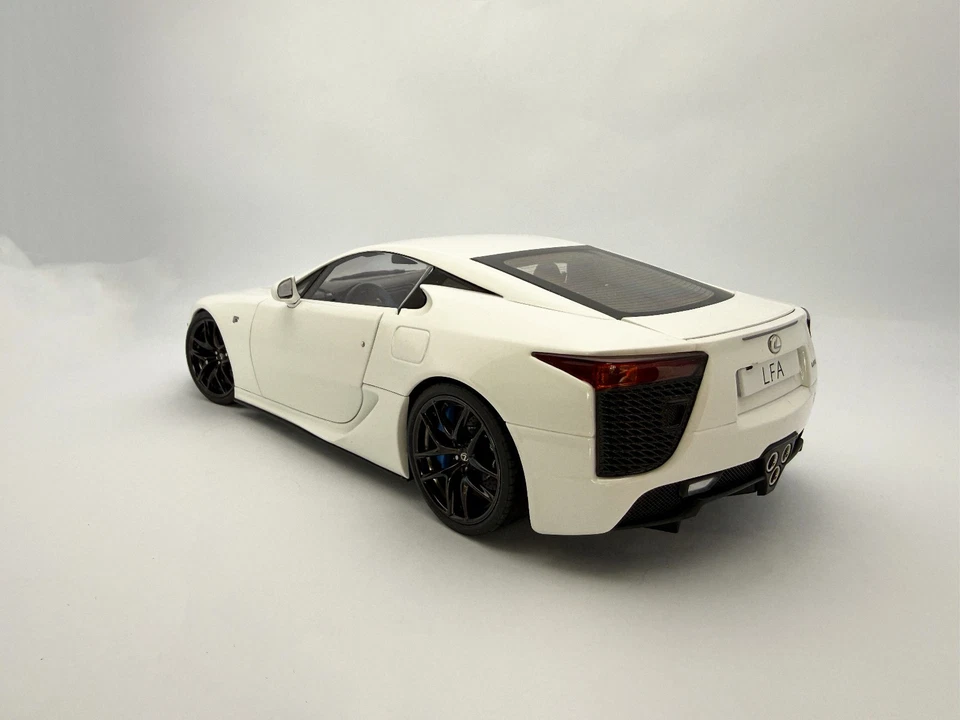 Lexus LFA White + Blue Interior 1:18 Well 100769 Diecast (Not AutoArt Composite) - Immagine 4 di 4