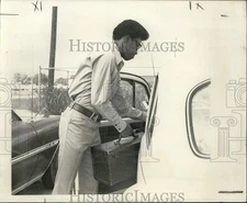 1971 Press Photo Melvin Singleton of Gretna loads a nurse's car with supplies.