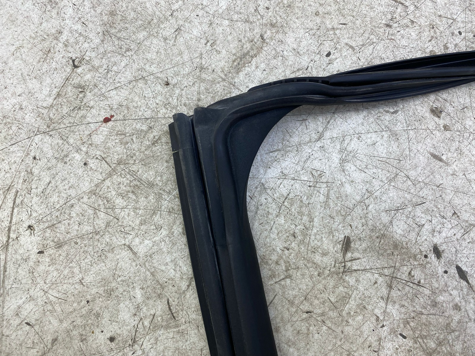 2020-2025 ASTON MARTIN DBX LEFT REAR DOOR BODY MOUNTED WEATHERSTRIP MY83-25317