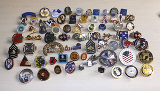 Enorme lote de prendedores de solapa de 1 libra militares veteranos uniformes insignias unitarias variedad