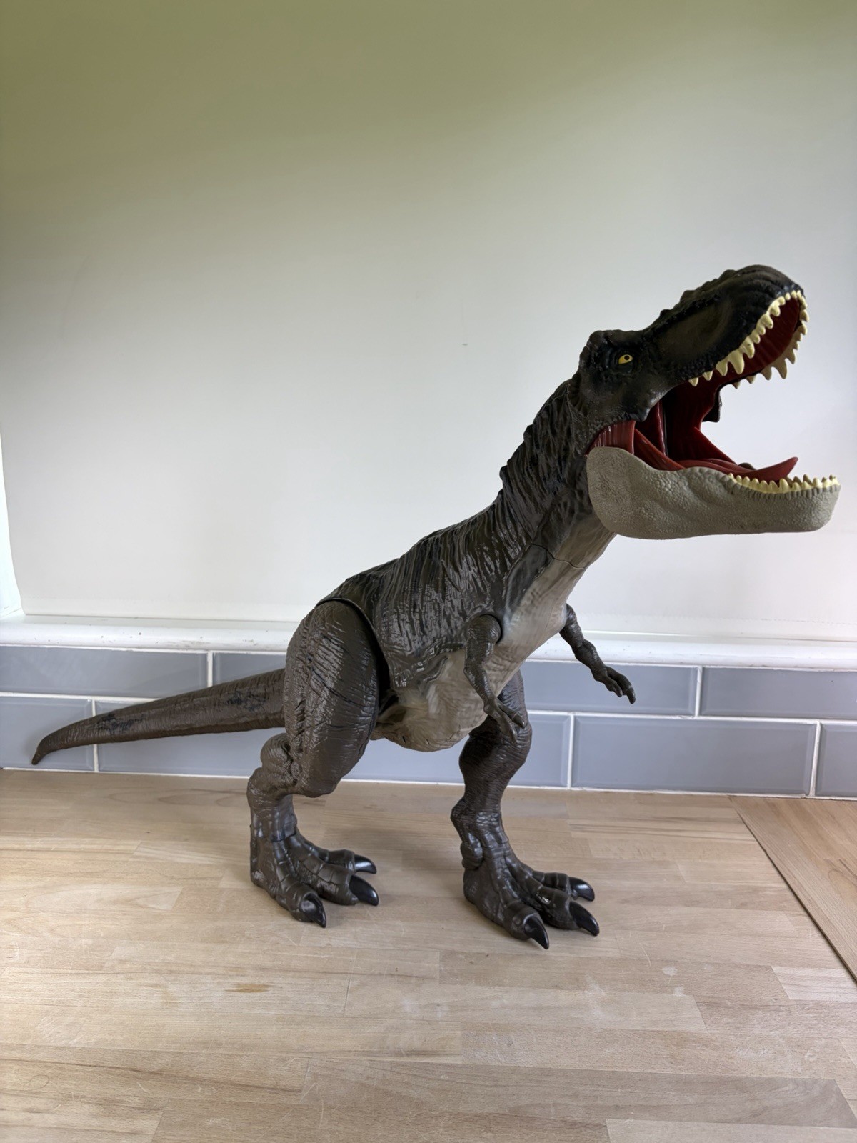Jurassic World Super Colossal Tyrannosaurus Rex T-Rex Figure Mattel 40” tall