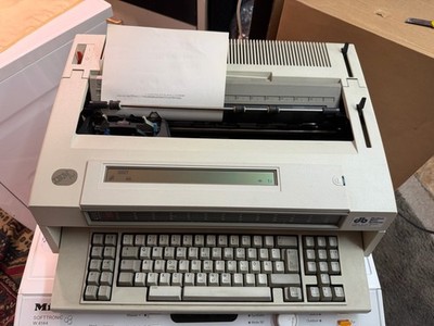 IBM Typenradschreibmaschi ne 6787 mit LCD-Display,