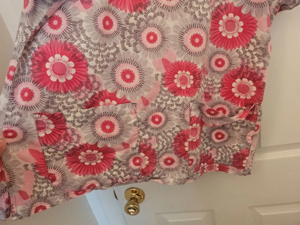 COUTURE WOMEN SCRUB TOP, XL, FLORAL PRINTS, 2 POCKETS, MINT! - Image 4 of 4