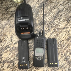 Motorola XTS5000R H18UCF9PW6AN Two-Way Radio 700/800 MHz Batteries + Charger