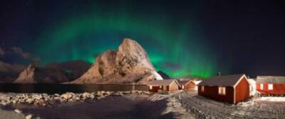 Wandbild: Aurora Borealis auf Lofoteninseln, Norwegen. Grüne Nordlichter [...]