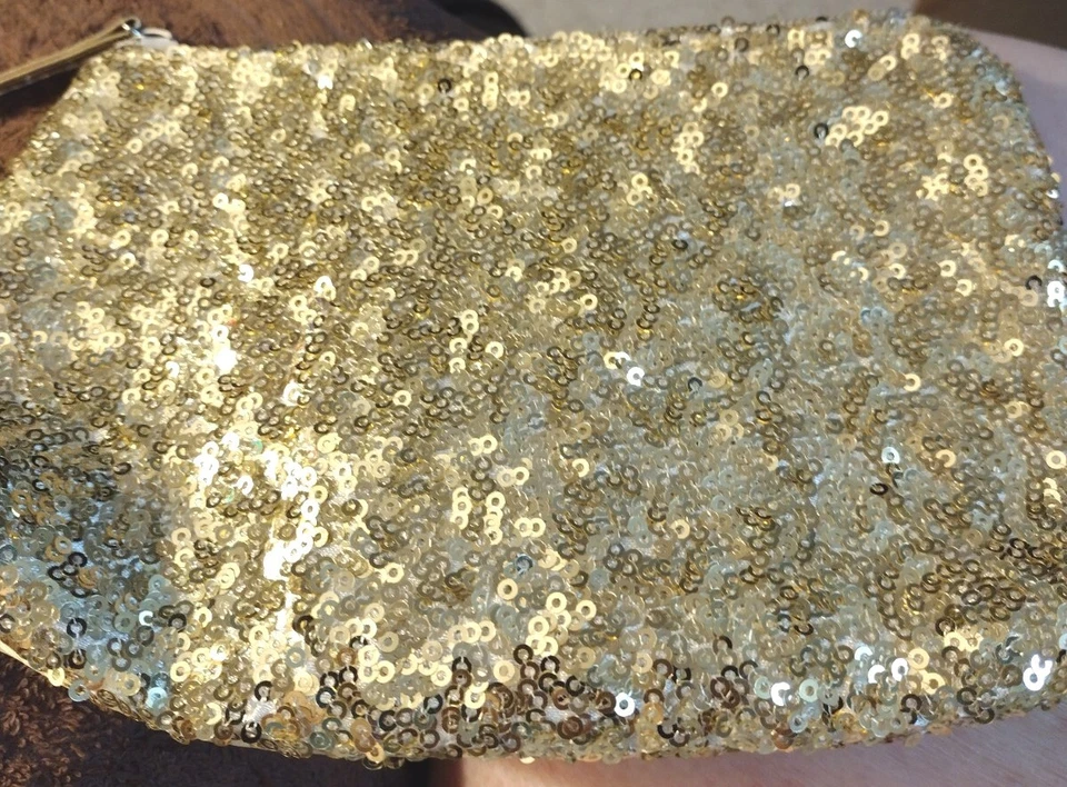 Bolsa de cosméticos Baylis & Harding con lentejuelas doradas Foto 3 de 4