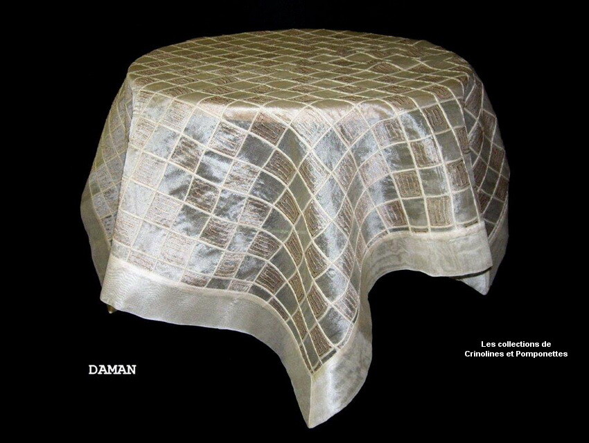 Nappe sur voile de soie dorée 85cm pour une table de fête élégante