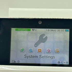 Nintendo 3DS region free Ice White console / Charger / SD card